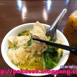 ตามด้วยบะหมี่เกี๊ยวกุ้งน้ำ 50 บาท กุ้งเนื้อเด้งมาเป็นตัวห่อด้วยเกี๊ยว