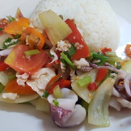 ผัดปลาหมึกไข่แดงเค็มราดข้าว
