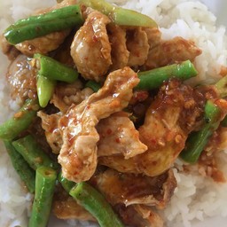 ข้าวผัดพริกแกง