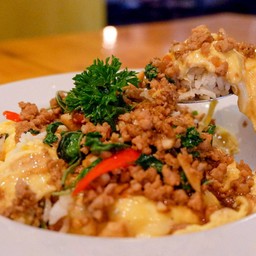 ข้าวกะเพราหมูสับไข่ข้น