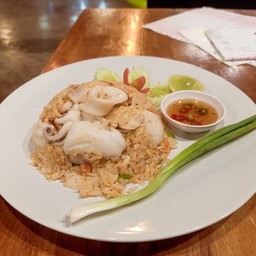 ข้าวผัดปลาหมึก