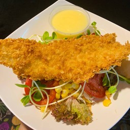 สลัดปลาทอด