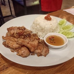 ข้าวหมูกระเทียม