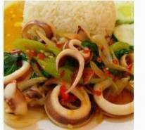 กะเพราหมึกราดข้าว