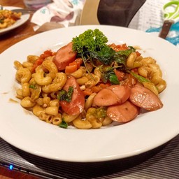 มักผัดขี้เมาไส้กรอก