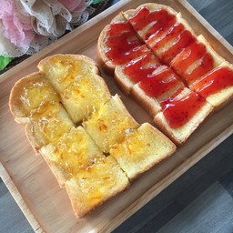 ขนมปังปิ้ง (แยมส้ม-สตอเบอรี่)