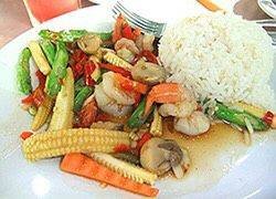 ผัดผักรวมทะเลราดข้าว