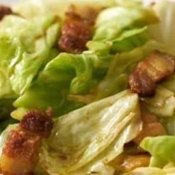 กะหล่ำปลีน้ำปลาหมูกรอบ