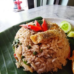 ข้าวผัดปลาสลิด ทำจากของดีขึ้นชื่อของตลาดท่าเตียนคือปลาสลิดสดที่นำมาตากแห้ง