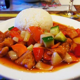 ผัดเปรี้ยวหวานหมูราดข้าว