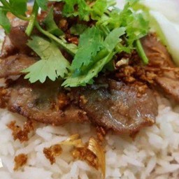 ข้าวเนื้อกระเทียม