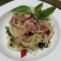 Spaghetti Bacon with Chili and Salt