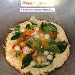 ไข่เจียวไข่ปลาริวกิวกับพริกสดและใบโหระพา