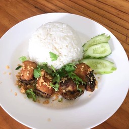 ข้าวปลากะพงทอดน้ำปลา