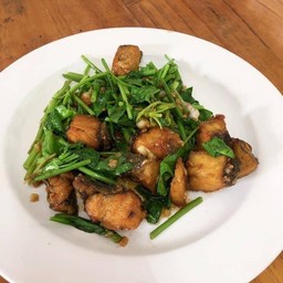 ปลากะพงทอดผัดขึ้นช่าย