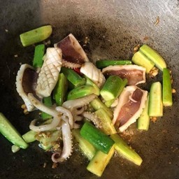 แตงกวาผัดปลาหมึก