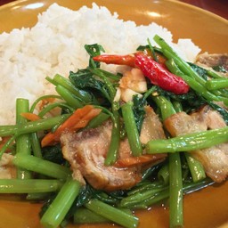 ผัดผักบุ้งหมูกรอบราดข้าว