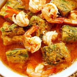 แกงส้มกุ้งชะอมไข่ทอด