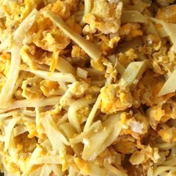 ผัดหน่อไม้ใส่ไข่ราดข้าว