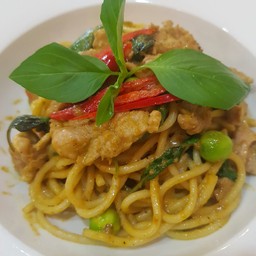 สปาเก็ตตี้ผัดแกงเขียวหวาน (stir fried spaghetti with green curry paste)