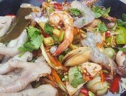 เกาเหลาขาไก่กุ้งสดกุ้งลวกหอยแครงปลาหมึก