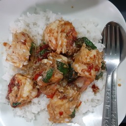 กระเพรากุ้งราดข้าว