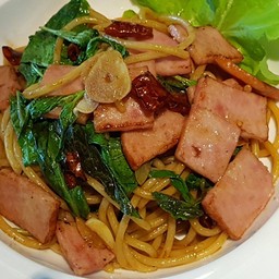 สปาเก็ตตี้ผัดพริกแห้ง (stir fried spaghetti with dried chilli and basil)