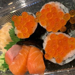 Salmon Ikura futomaki