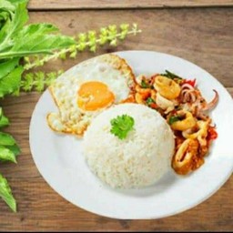 ข้าวกะเพราปลาหมึก