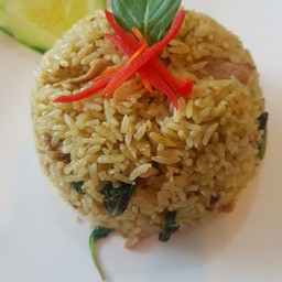 ข้าวผัดแกงเขียวหวาน (fried rice with green curry paste)