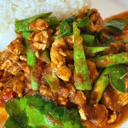 ข้าวผัดพริกแกงไก่