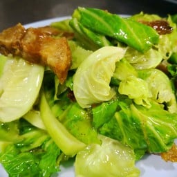 ยอดแขนงผัดหมูกรอบ