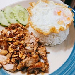 ข้าวหมูทอดกระเทียม+ไข่ดาว