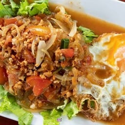 ร้านราดหน้าหมูสับนายอ๊อด รุ่นที่ 3 อายุ 60 ปี