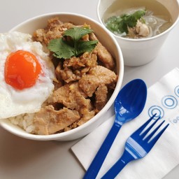 ข้าวไก่ผัดกระเทียมไข่ดาวลาวา