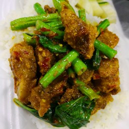 เครื่่องแกงหมูกรอบราดข้าว