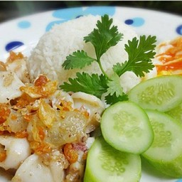ข้าวปลาหมึกกระเทียมพริกไทย