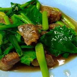 คะน้าหมูทอดราดข้าว