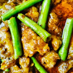 ผัดเผ็ดหมูถั่วฝักยาว