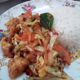 หมูผัดต้มยำแห้งราดข้าว