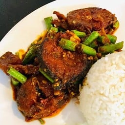 เครื่่องแกงปลาดุกทอดราดข้าว