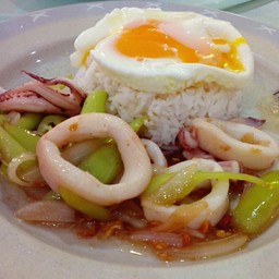ข้าวผัดพริกหยวกปลาหมึก