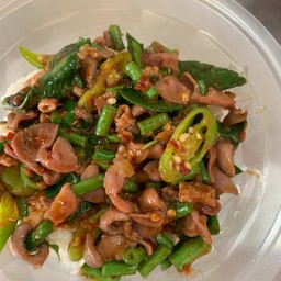 ข้าวกะเพราเครื่องในไก่