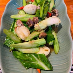 คะน้าผัดปลาอินทรีเค็ม