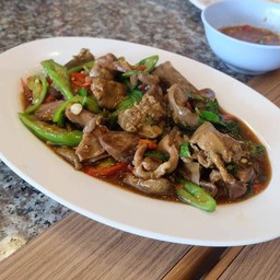 ผัดกะเพราเครื่องในไก่ (กับข้าว)