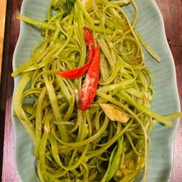 ผัดผักบุ้งสอยเส้น