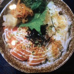 ข้าวหน้าแซลมอนและครีบปลาตาเดียว