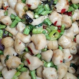 กระเพราลูกชิ้นปลา