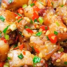 หมูสามชั้นผัดพริกเกลือราดข้าว