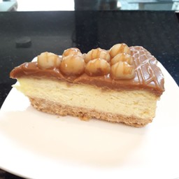CARAMEL MACADAMIA CHEESECAKE